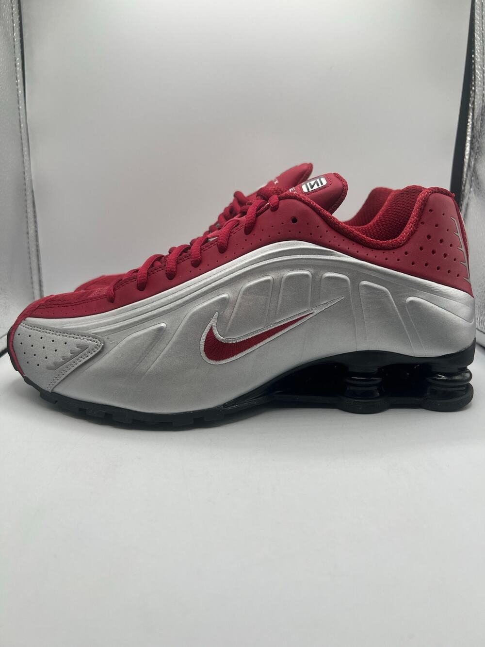 Nike Shox R4 ‘Metallic Silver Black Team Crimson’ size 9 mens